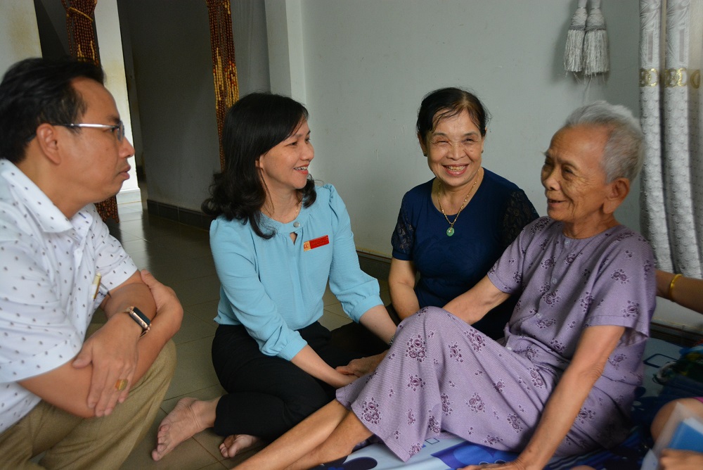 Lãnh đạo Thành ủy Buôn Ma Thuột thăm Mẹ Việt Nam Anh hùng và hỗ trợ Đảng viên khó khăn