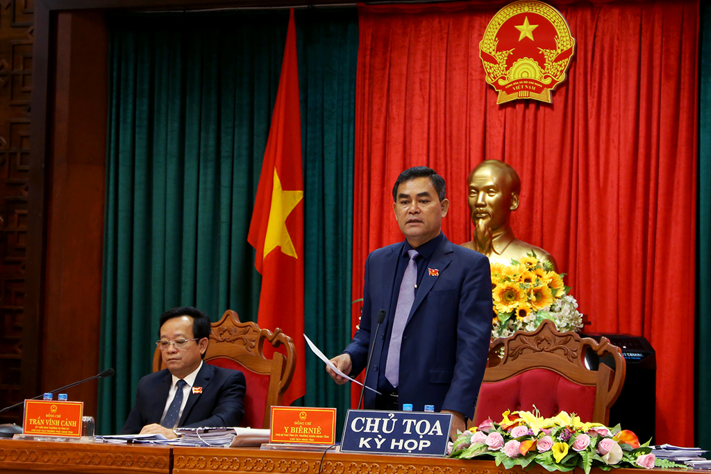 Tenth session of 9th Provincial People's Council discusses in the hall