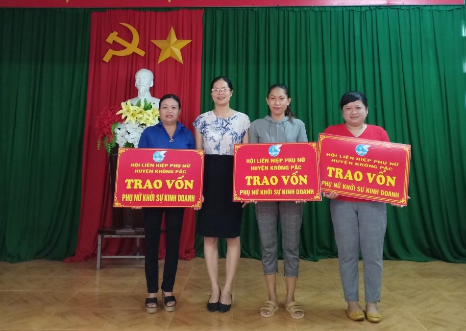 Trao vốn khởi nghiệp, khởi sự kinh doanh cho hội viên phụ nữ