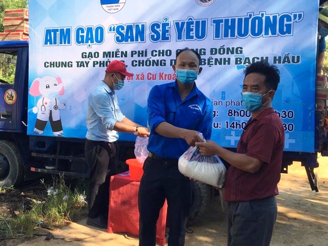 Huyện Đoàn M’Đrắk hỗ trợ trên 1 tấn gạo cho người dân vùng dịch bạch hầu