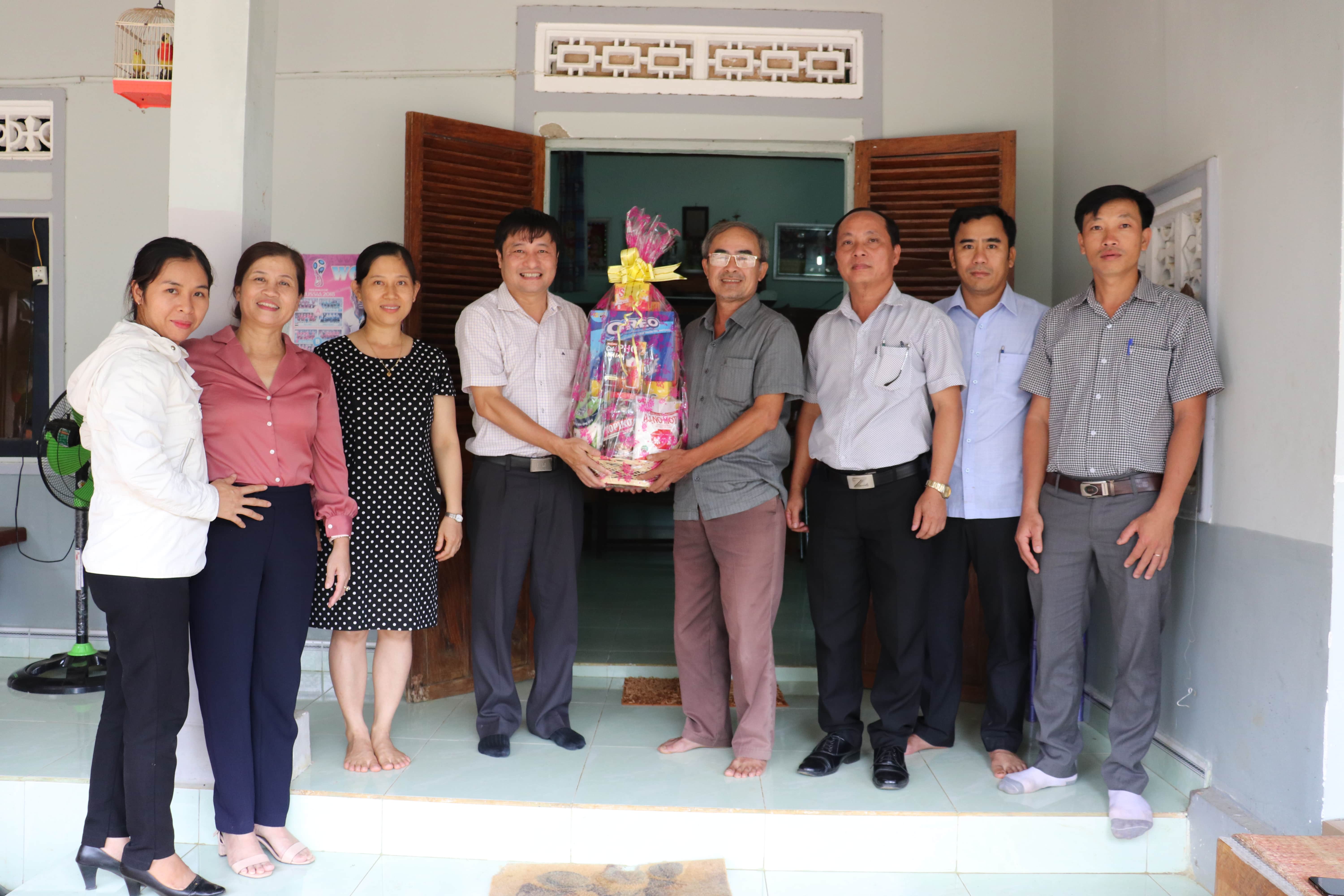 Lãnh đạo Huyện ủy M’Đrắk thăm, tặng quà gia đình chính sách, người có công