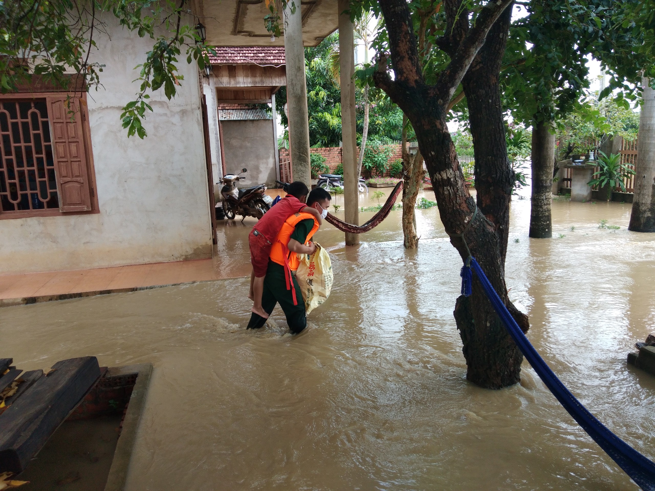 Bộ đội Biên phòng Đắk Lắk kịp thời triển khai lực lượng giúp dân sơ tán người và tài sản do mưa lũ.