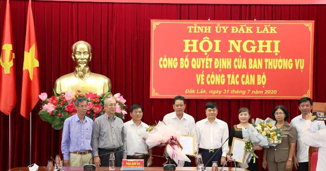 Công bố và trao Quyết định của Ban Thường vụ Tỉnh ủy về công tác cán bộ