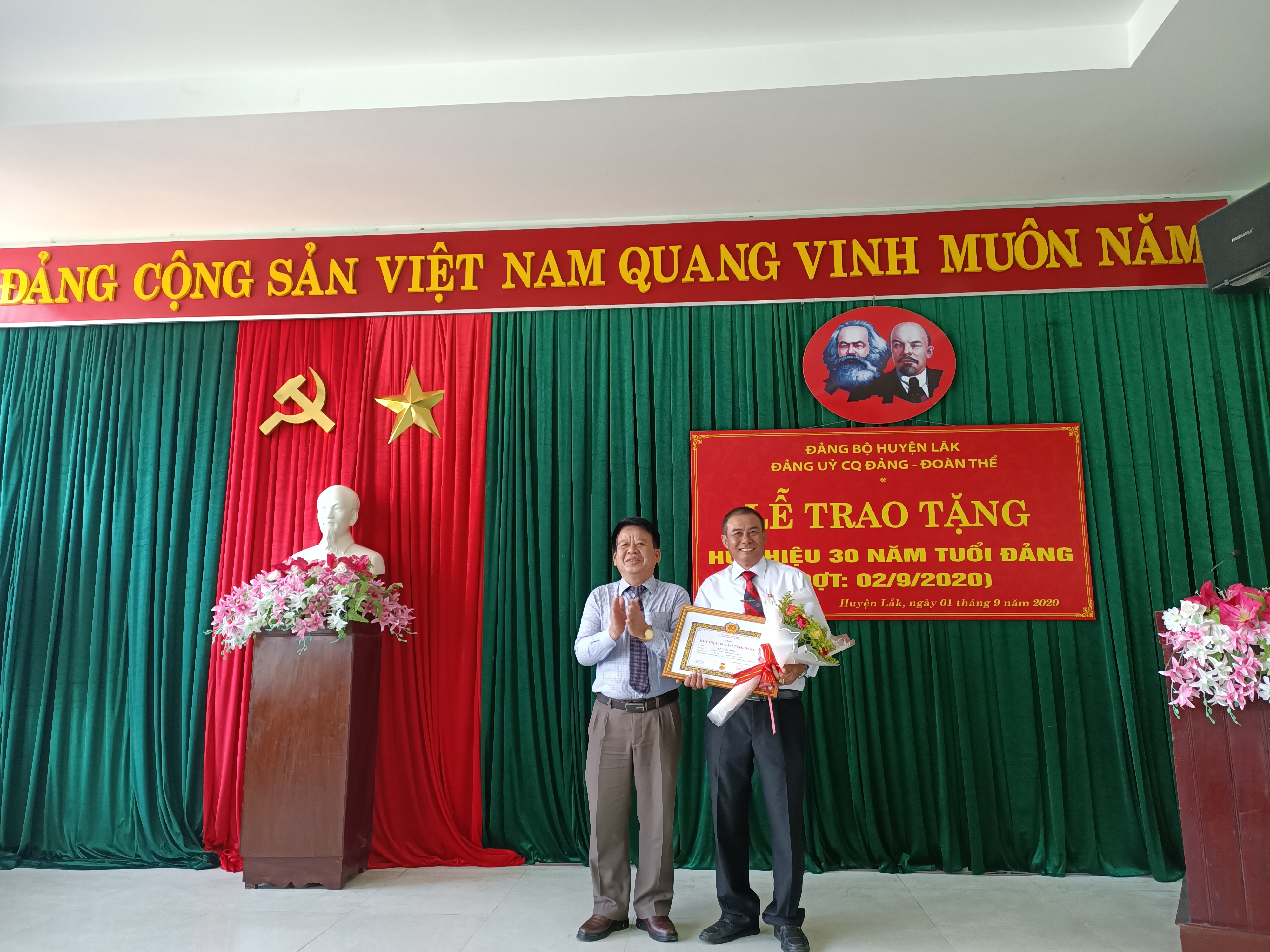 Huyện Lắk trao tặng Huy hiệu Đảng đợt 2/9