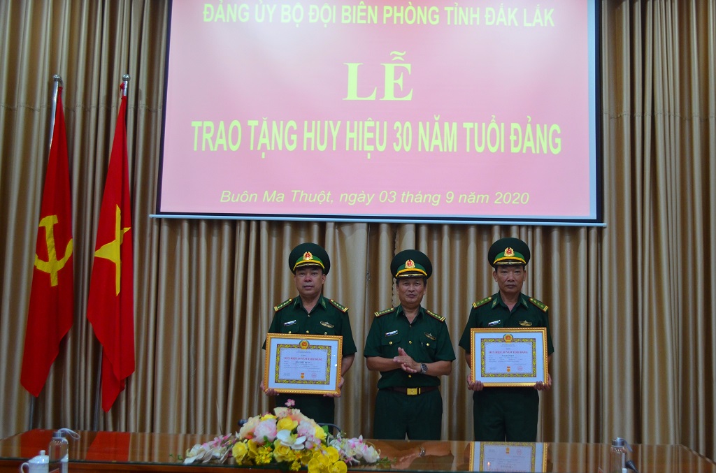 Đảng ủy Bộ đội Biên phòng tỉnh Đắk Lắk trao tặng Huy hiệu 30 năm tuổi Đảng