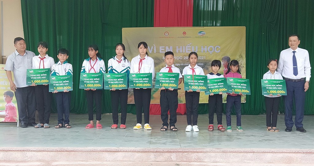 Trao học bổng “Vì em hiếu học” tặng học sinh nghèo học giỏi huyện Krông Bông