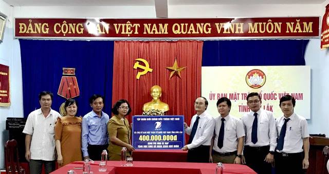 Tập đoàn VNPT trao tặng 450 xe đạp cho học sinh vượt khó học giỏi tỉnh Đắk Lắk