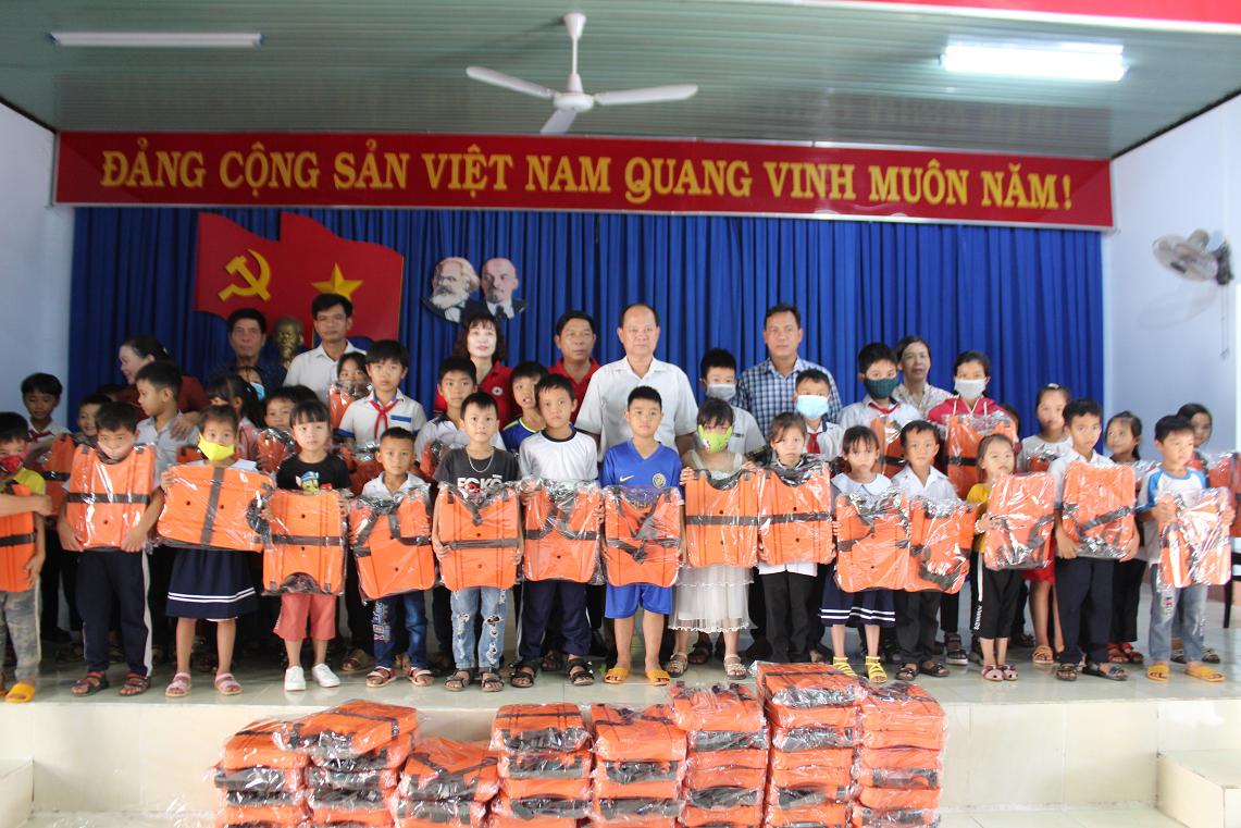 100 life jackets donated to primary and junior high school students