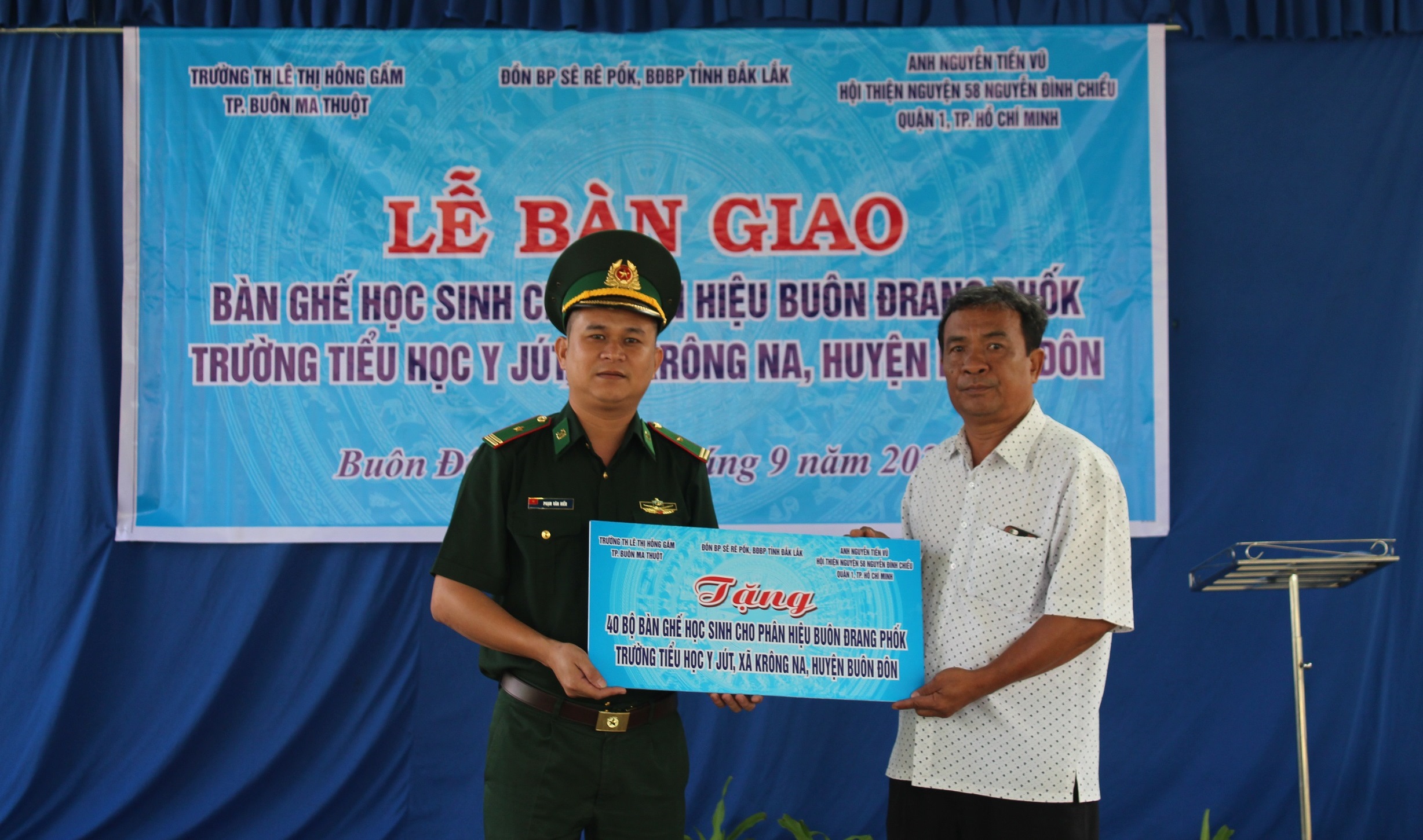 Đồn Biên phòng Sê Rê Pốk trao tặng 40 bộ bàn ghế học sinh