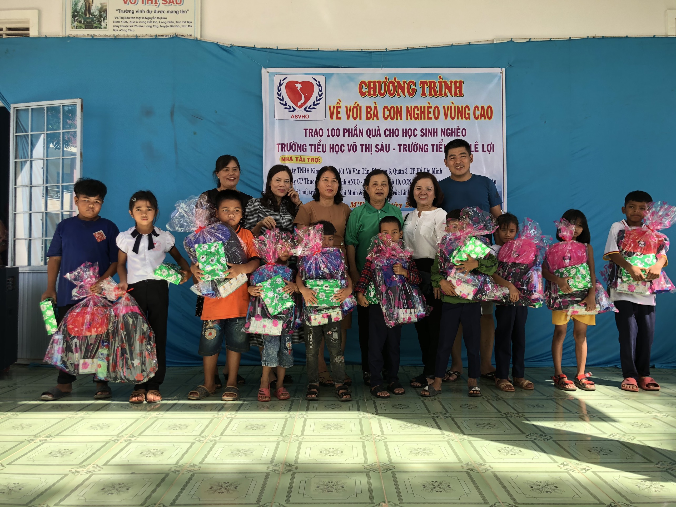 Tặng 200 suất quà cho học sinh và người nghèo tại huyện M'Đrắk
