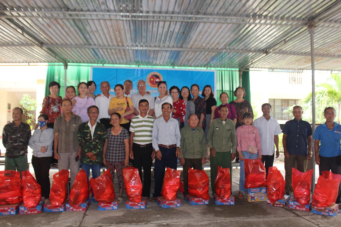 Tặng quà cho bà con và hỗ trợ học sinh vượt khó học giỏi trên địa bàn huyện Buôn Đôn