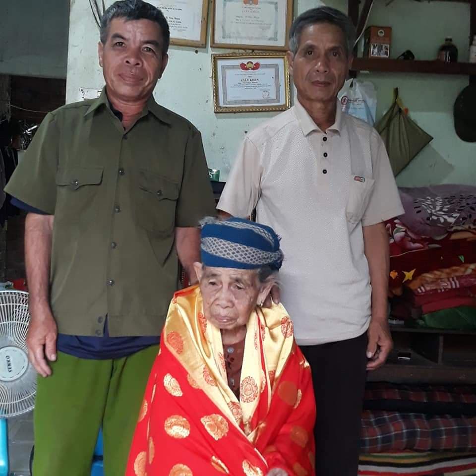 Thăm tặng quà người cao tuổi trên địa bàn huyện M'Đrắk