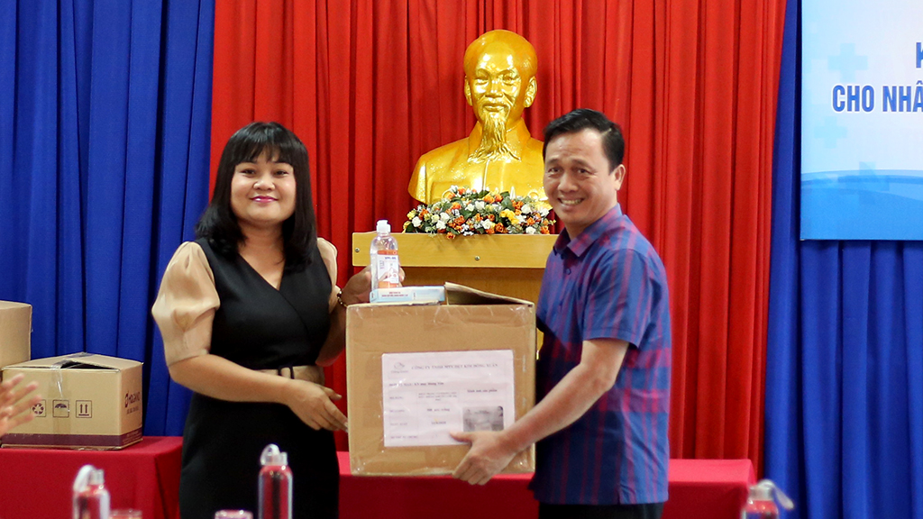 Tập đoàn Dầu khí Việt Nam trao tặng tỉnh Đắk Lắk 43.000 khẩu trang vải kháng khuẩn