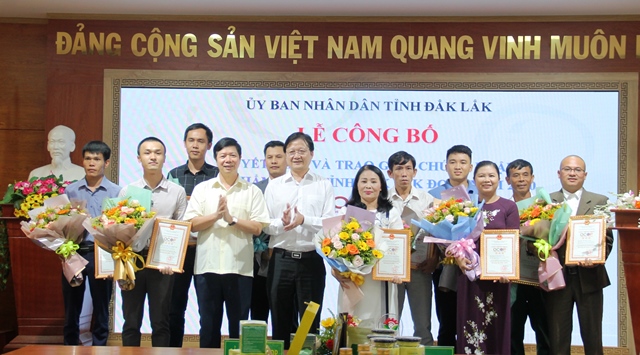 Đắk Lắk trao Giấy chứng nhận cho 11 sản phẩm OCOP