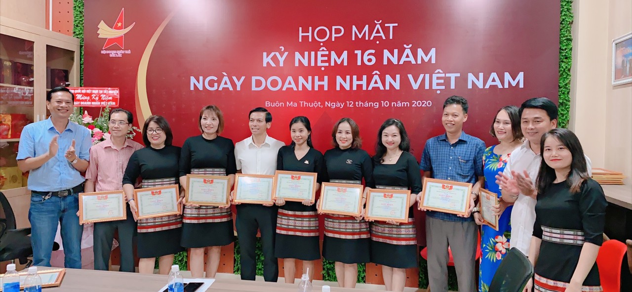 Hội Doanh nhân trẻ tỉnh gặp mặt nhân kỷ niệm ngày Doanh nhân Việt Nam 13/10.