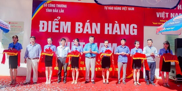Khai trương điểm bán hàng Việt Nam tại Siêu thị Coop Mart Cư M’gar