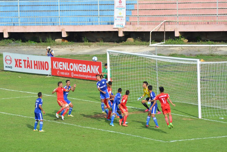 Vòng 8 Giải Bóng đá Hạng Nhất quốc gia 2016: CLB chủ nhà Đắk Lắk thắng CLB Xi măng Fico Tây Ninh 2-1.