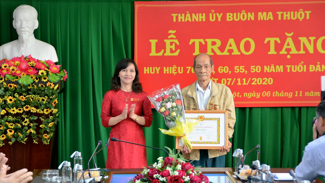 Thành ủy Buôn Ma Thuột trao tặng 29 Huy hiệu Đảng dịp 7/11/2020