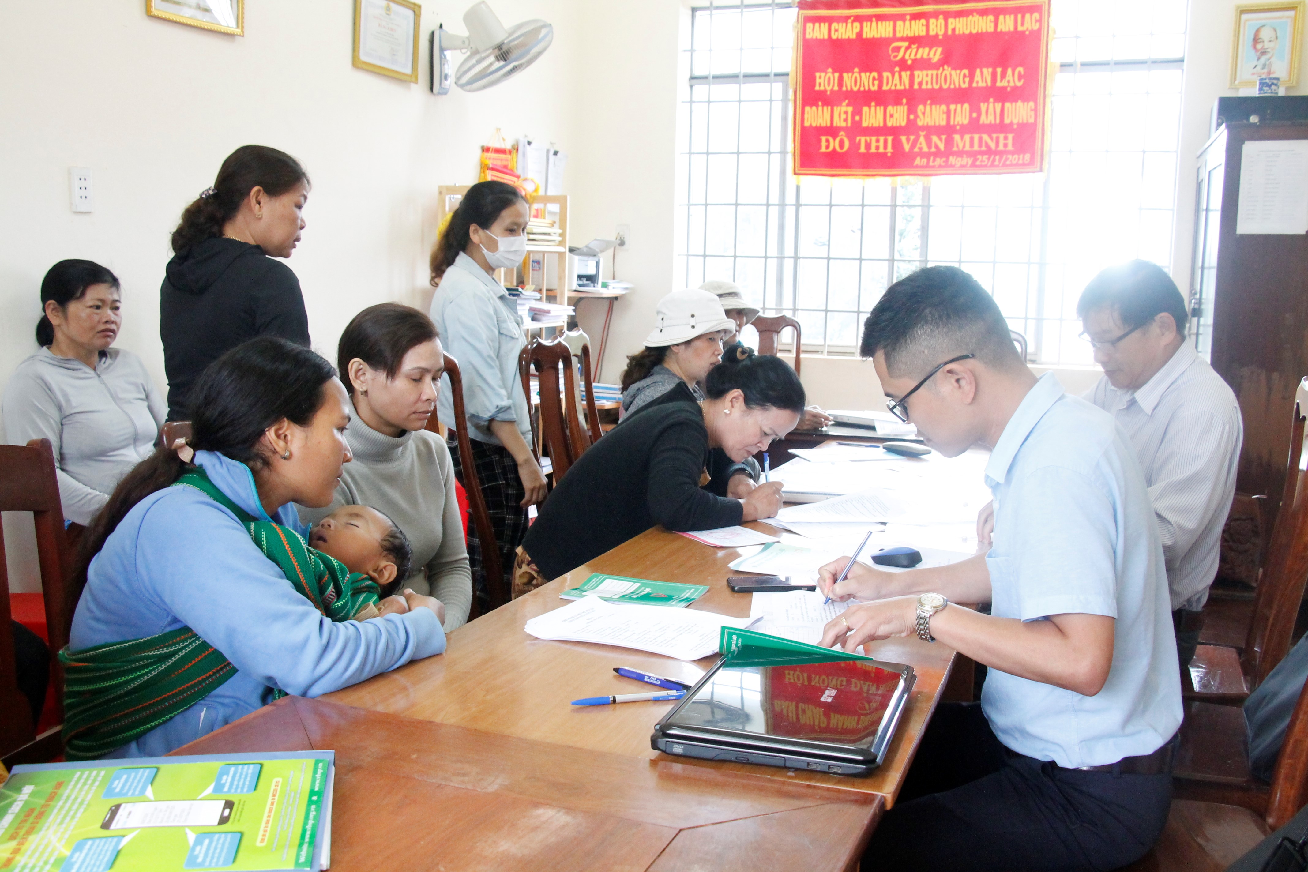 Kiểm tra việc thực hiện chính sách tín dụng ưu đãi tại thị xã Buôn Hồ