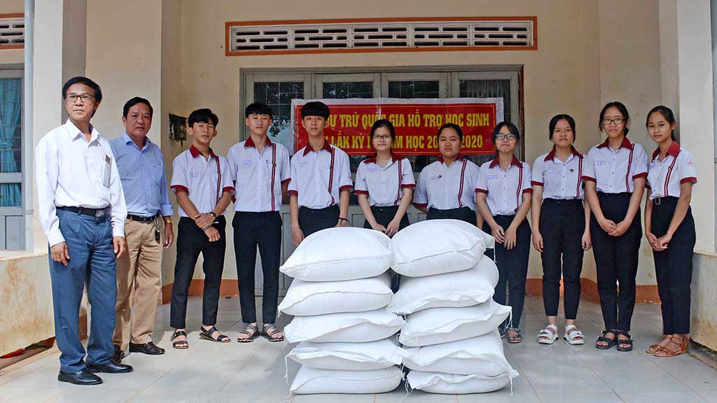 Hơn 863 tấn gạo hỗ trợ học sinh và trường phổ thông ở xã, thôn đặc biệt khó khăn trên địa bàn tỉnh