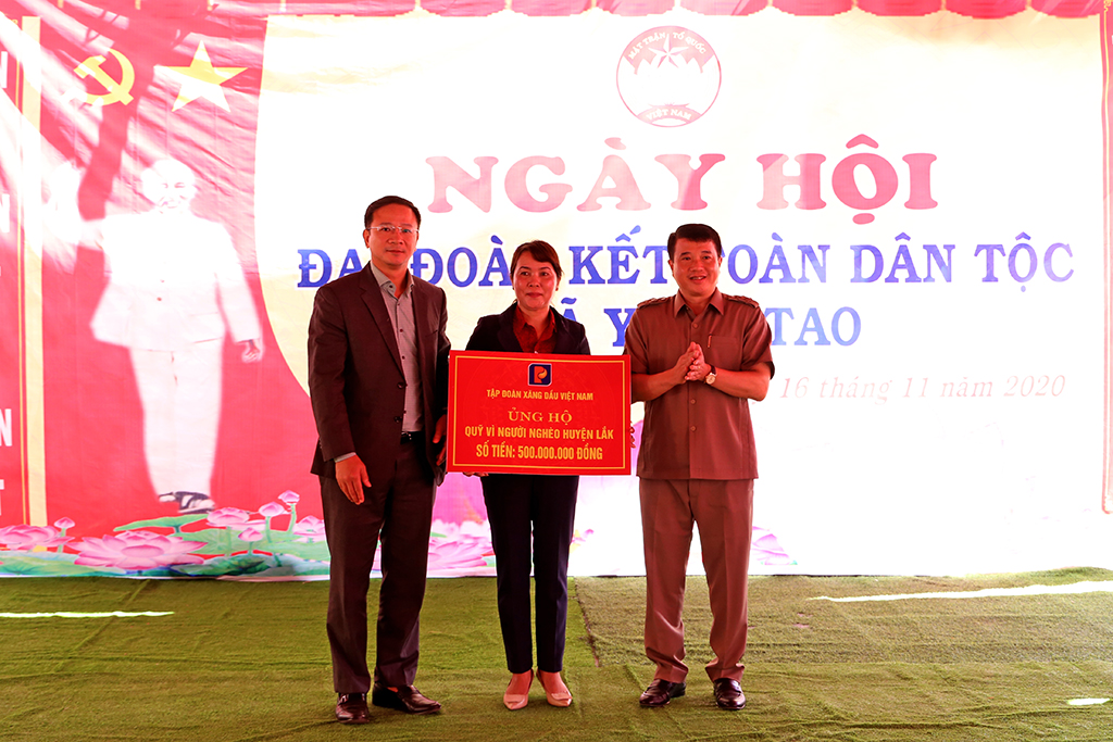 Bí thư Đảng ủy Khối doanh nghiệp Trung ương dự ngày hội Đại đoàn kết toàn dân tộc xã Yang Tao