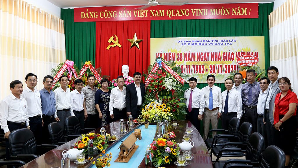 Provincial Party Executive Committee visits and congratulates the Teacher’s Day in Viet Nam