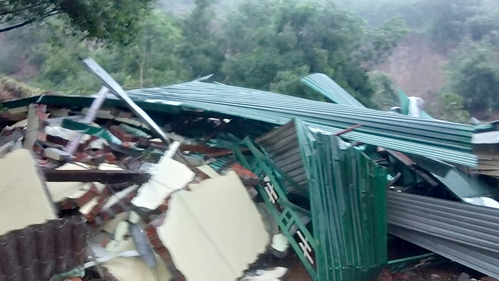 Krông Bông: Sạt lở đất ở Hòa Phong làm sập đổ 3 ngôi nhà