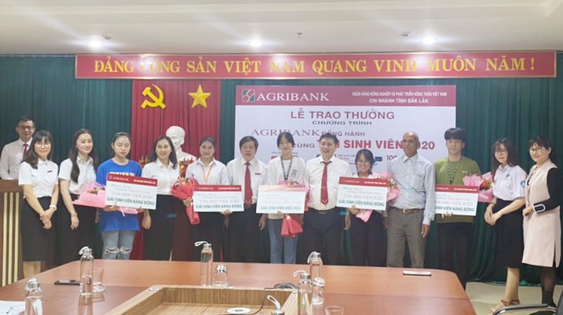 Agribank tỉnh Đắk Lắk trao thưởng chương trình “Agribank đồng hành cùng tân sinh viên 2020"