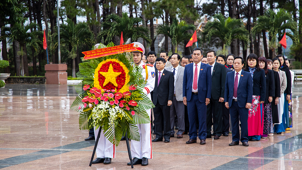 Đoàn đại biểu HĐND tỉnh viếng Nghĩa trang Liệt sỹ trước khai mạc Kỳ họp thứ 11