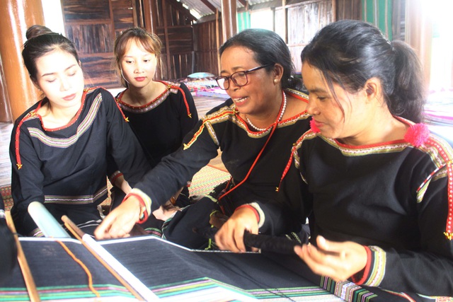 Hội Liên hiệp Phụ nữ  xã Ea Kao đào tạo nghề cho gần 1.000 lượt chị em