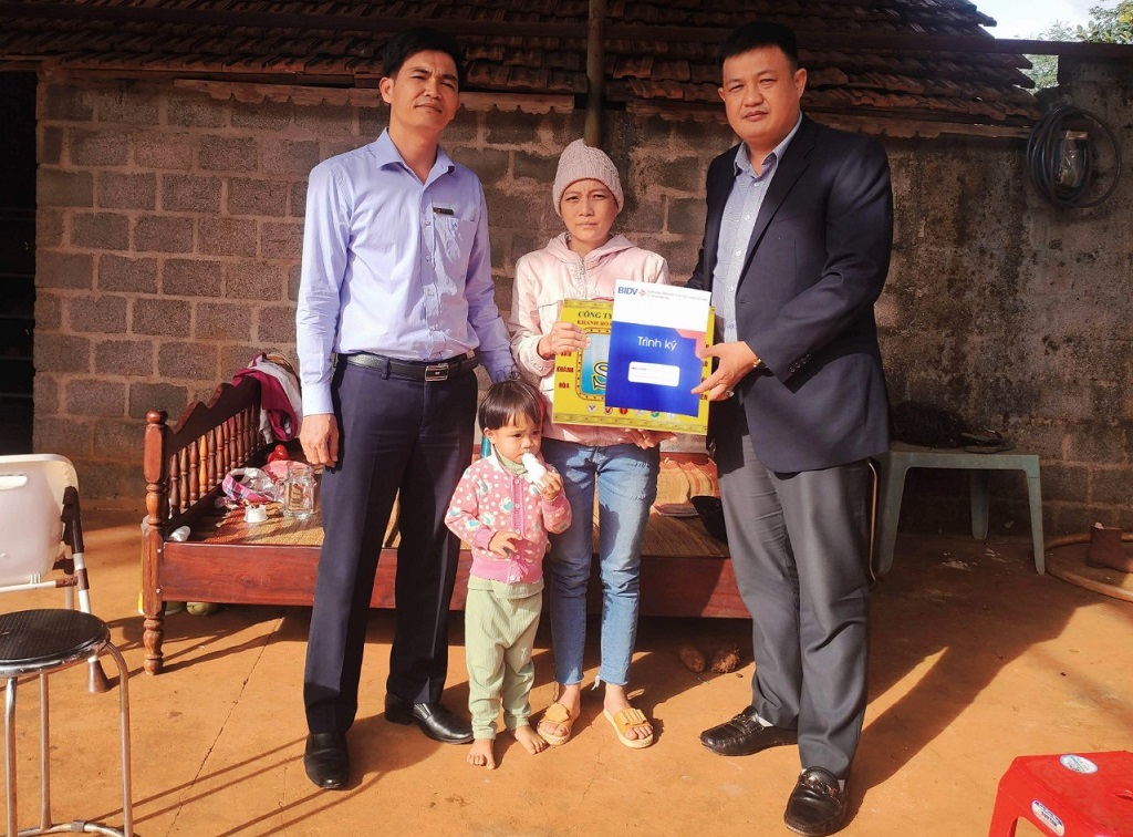 Nhóm từ thiện Ngân hàng BIDV Đắk Lắk trao tiền ủng hộ cô giáo mắc bệnh hiểm nghèo