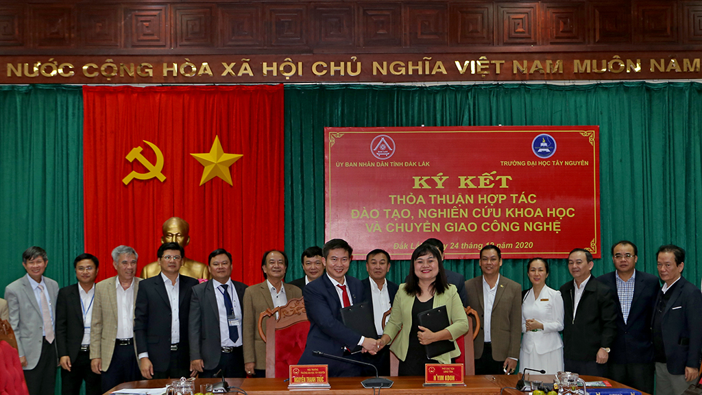 Dak Lak PPC and Tay Nguyen University signs cooperation agreement on training, scientific research and technology transfer