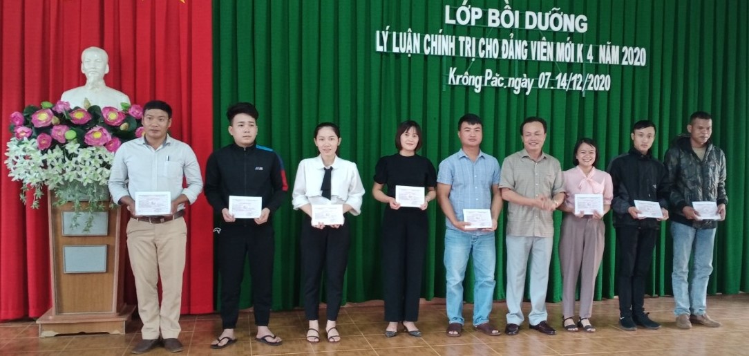 Huyện Krông Pắc: Bồi dưỡng lý luận chính trị cho 77 đảng viên mới