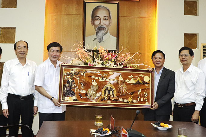 Secretary of Dak Lak Provincial Party Committee visits and works with KhanhHoa Provincial Party Committee