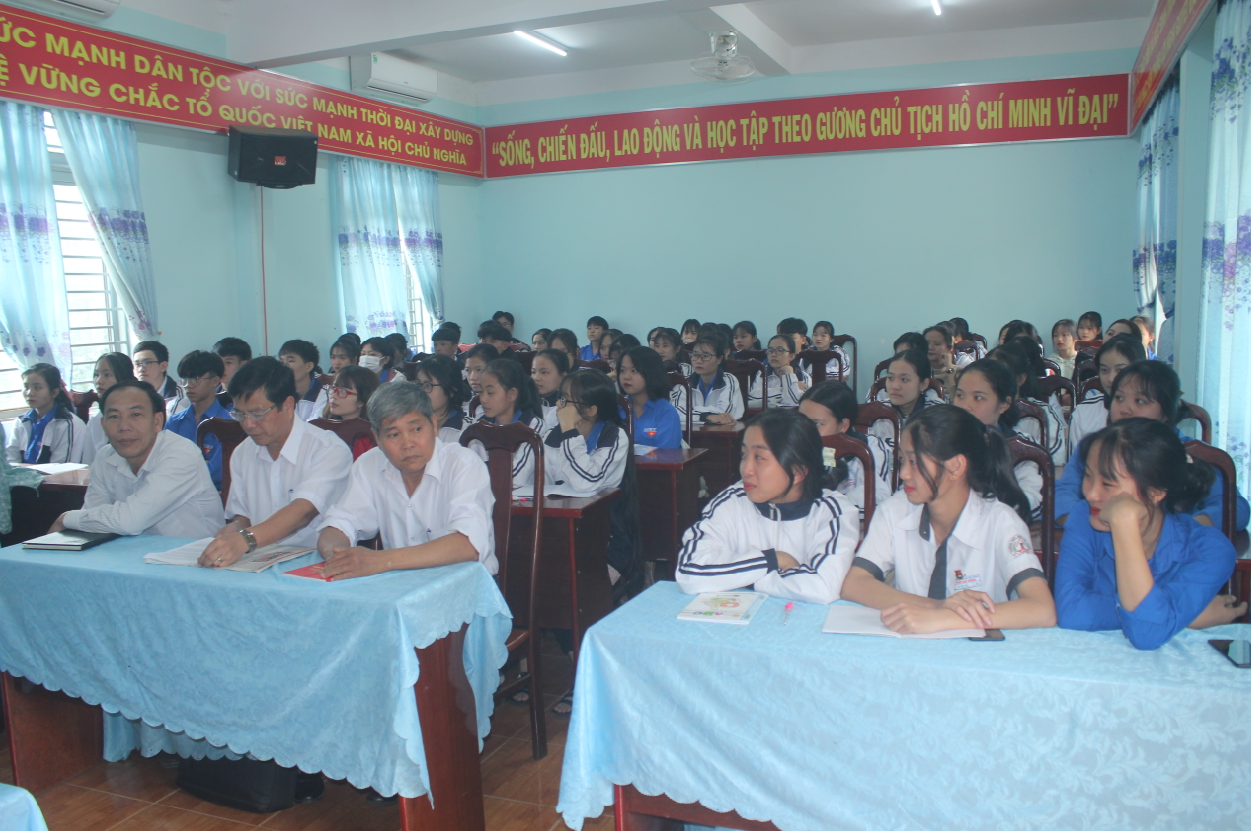 Huyện Buôn Đôn: Khai giảng lớp bồi dưỡng lý luận chính trị dành cho đối tượng kết nạp Đảng