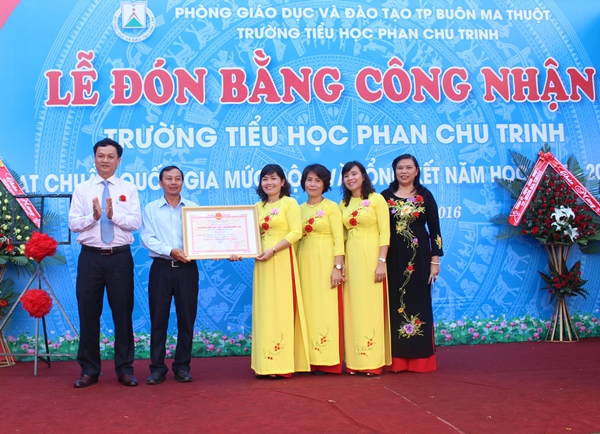Trường Tiểu học Phan Chu Trinh đón nhận Bằng công nhận trường đạt chuẩn Quốc gia