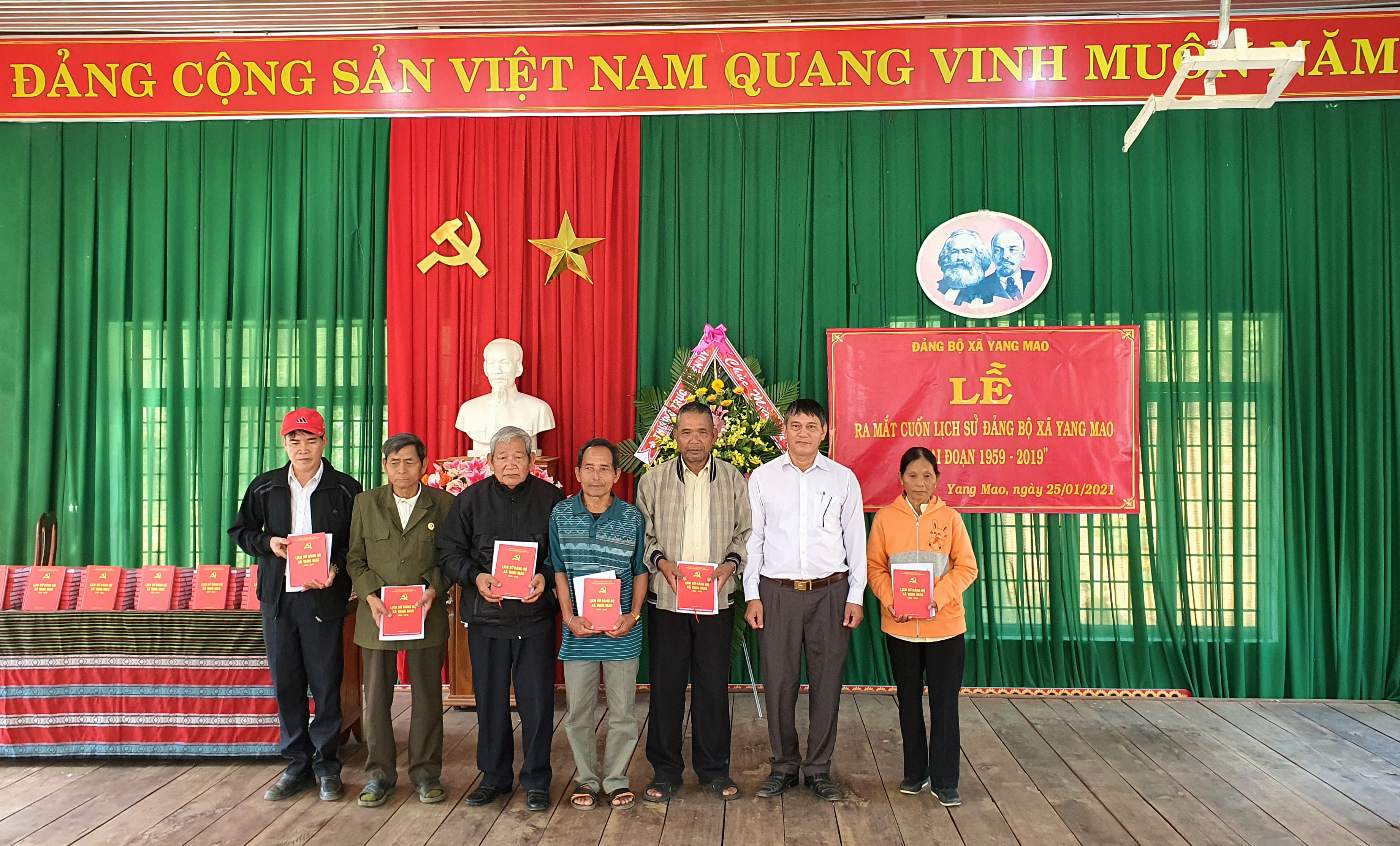 Huyện Krông Bông: Ra mắt cuốn lịch sử Đảng bộ xã Yang Mao, giai đoạn 1959-2019