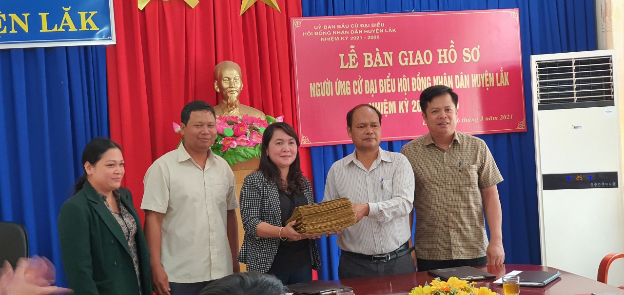 Huyện Lắk: Bàn giao hồ sơ người ứng cử đại biểu Hội đồng nhân dân huyện Lắk khóa XII, nhiệm kỳ 2021 – 2026