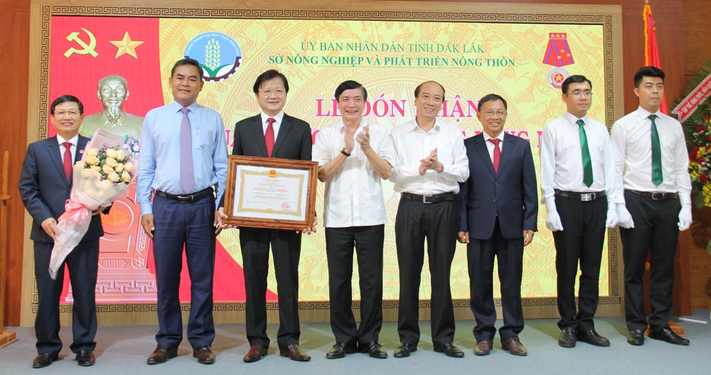 Sở Nông nghiệp và Phát triển nông thôn đón nhận Huân chương Lao động hạng Nhất