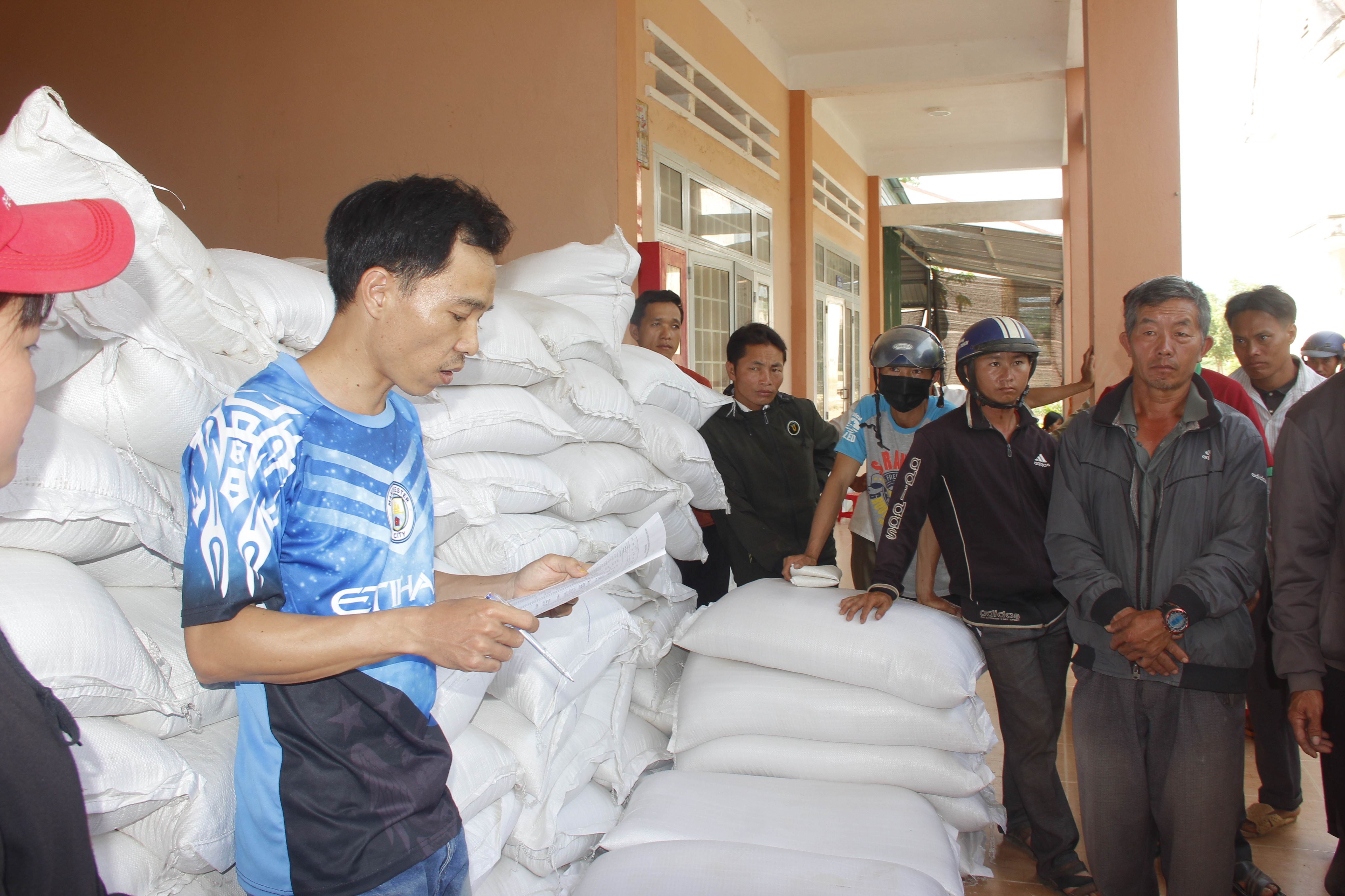 Huyện Krông Bông: Cấp phát gạo hơn 85 tấn gạo cho học sinh khó khăn