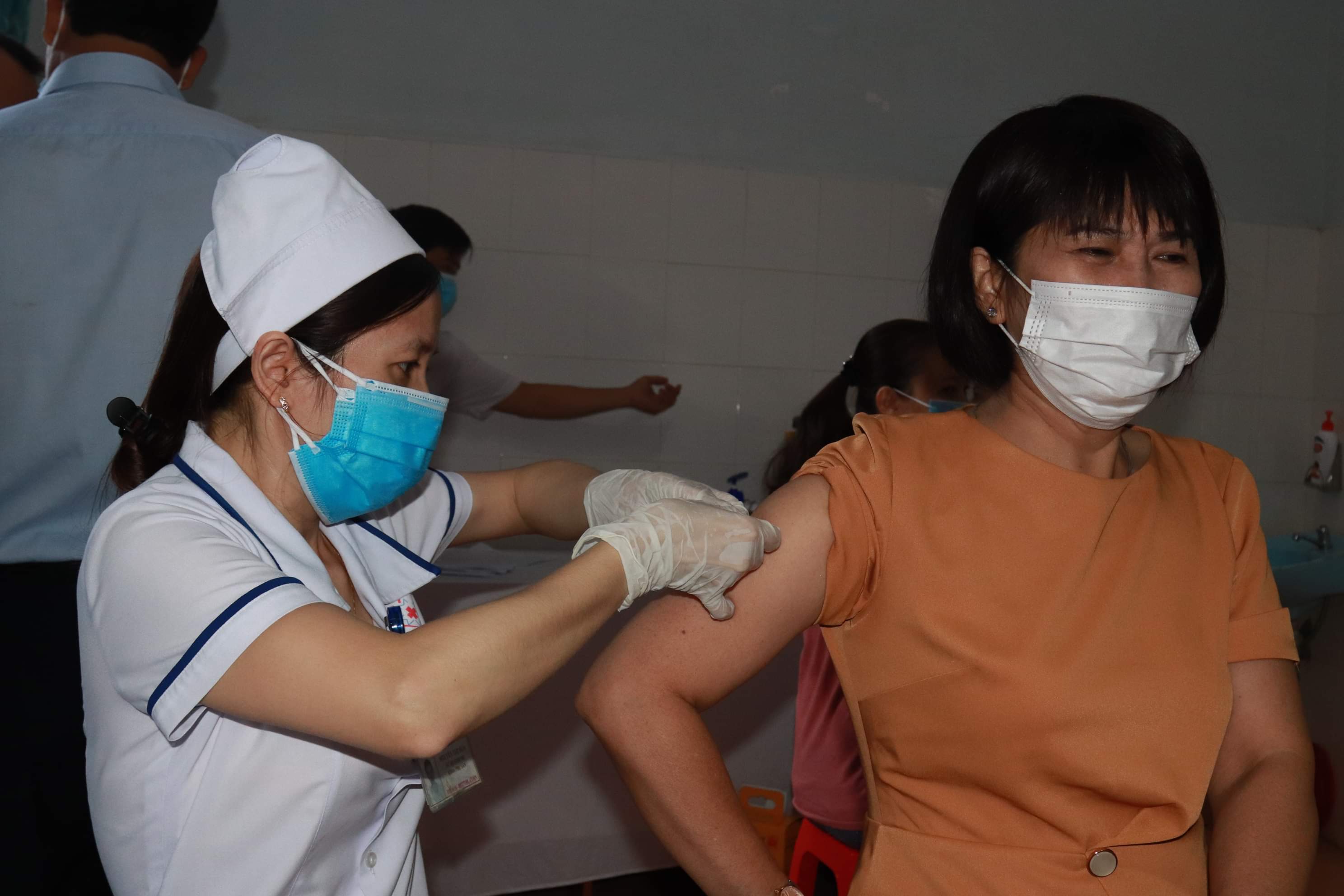 Đắk Lắk tiêm vắc xin Covid-19 cho y, bác sĩ và cán bộ phòng chống dịch