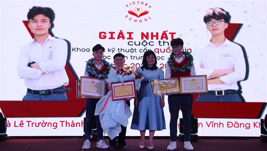 Tuyên dương, khen thưởng học sinh đạt thành tích xuất sắc trong các kỳ thi năm học 2020 – 2021