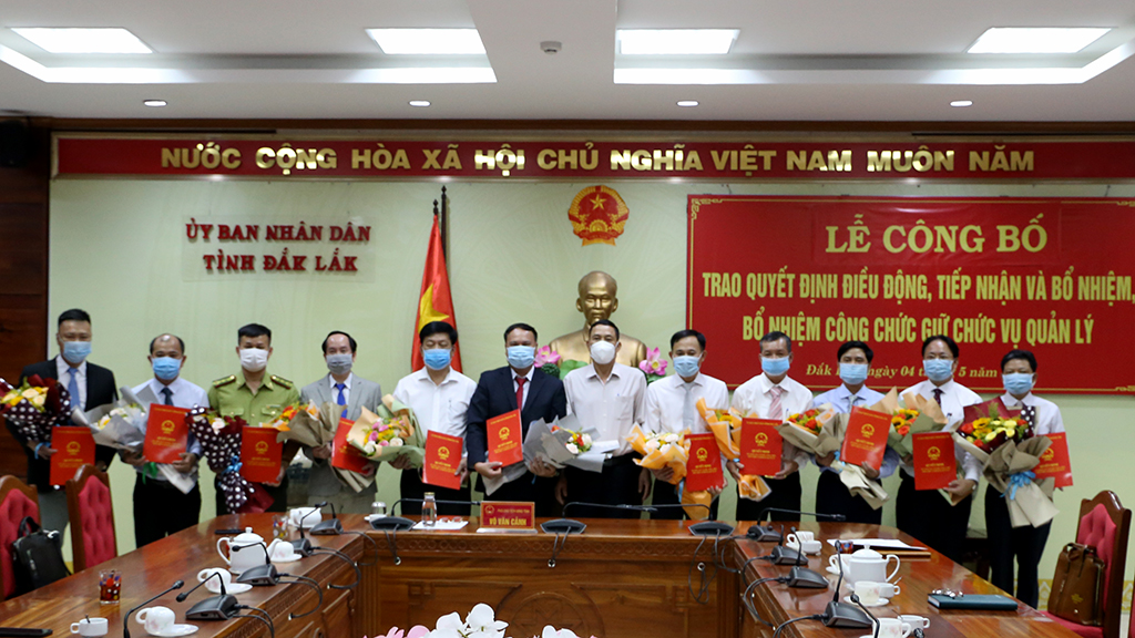 UBND tỉnh công bố trao quyết định điều động, tiếp nhận, bổ nhiệm công chức giữ chức vụ quản lý
