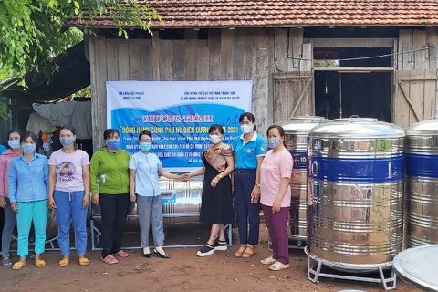Tặng bồn chứa nước cho hộ gia đình phụ nữ nghèo xã biên giới