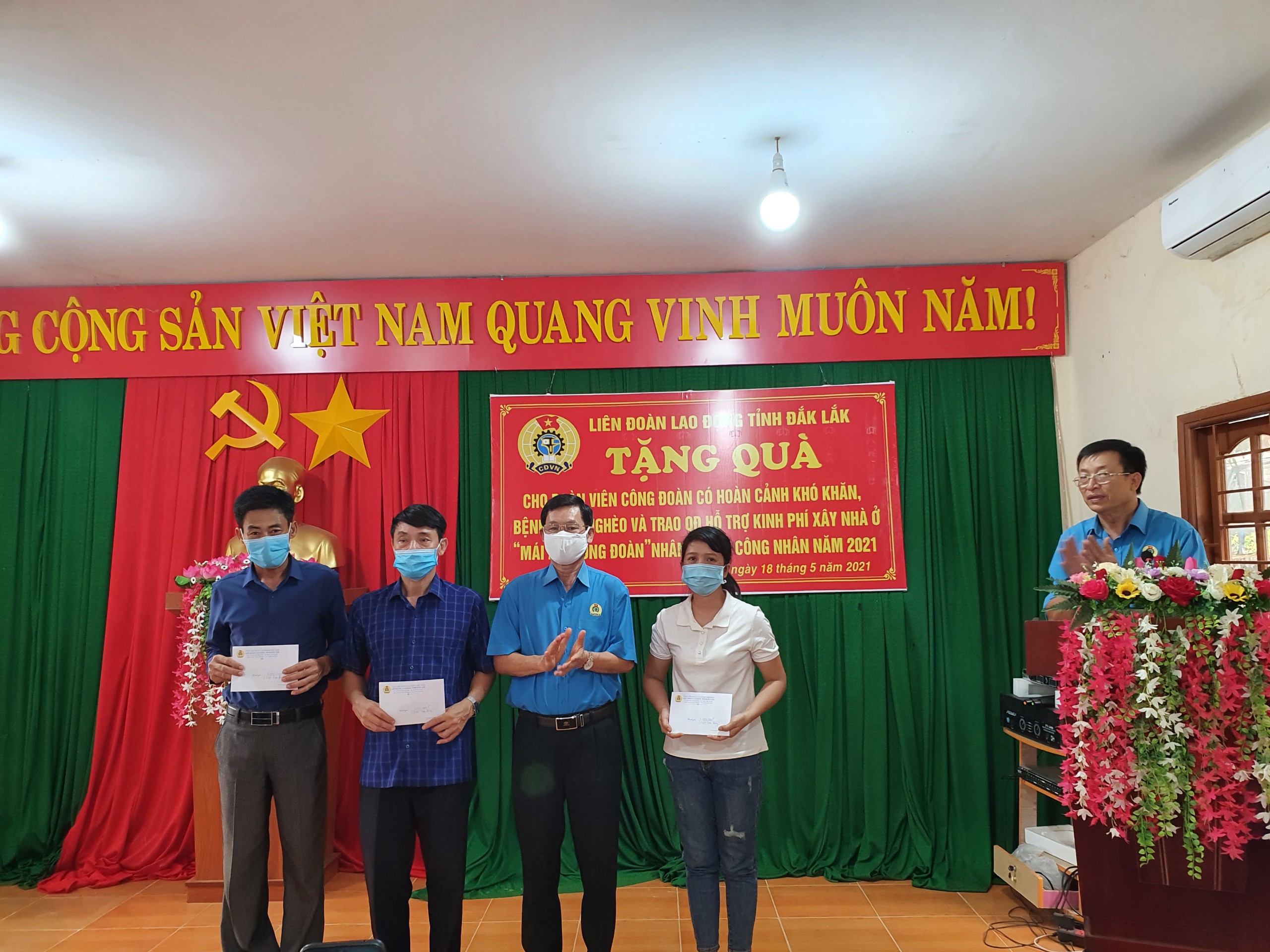 Liên đoàn Lao động tỉnh Đắk Lắk trao quà hỗ trợ cho đoàn viên khó khăn huyện Ea Súp