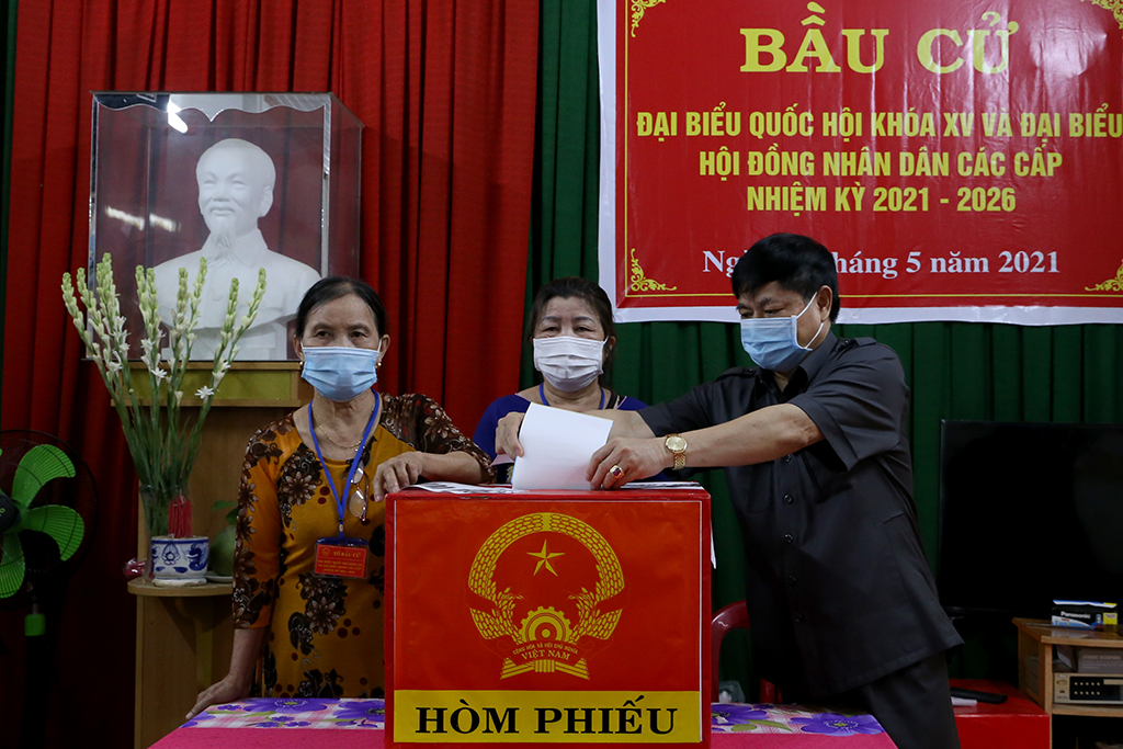 Phó Bí thư Thường trực Tỉnh ủy Phạm Minh Tấn thực hiện quyền bầu cử tại nơi cư trú