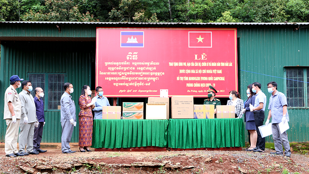Tỉnh Đắk Lắk hỗ trợ tỉnh Mondunkiri nhu yếu phẩm chống dịch