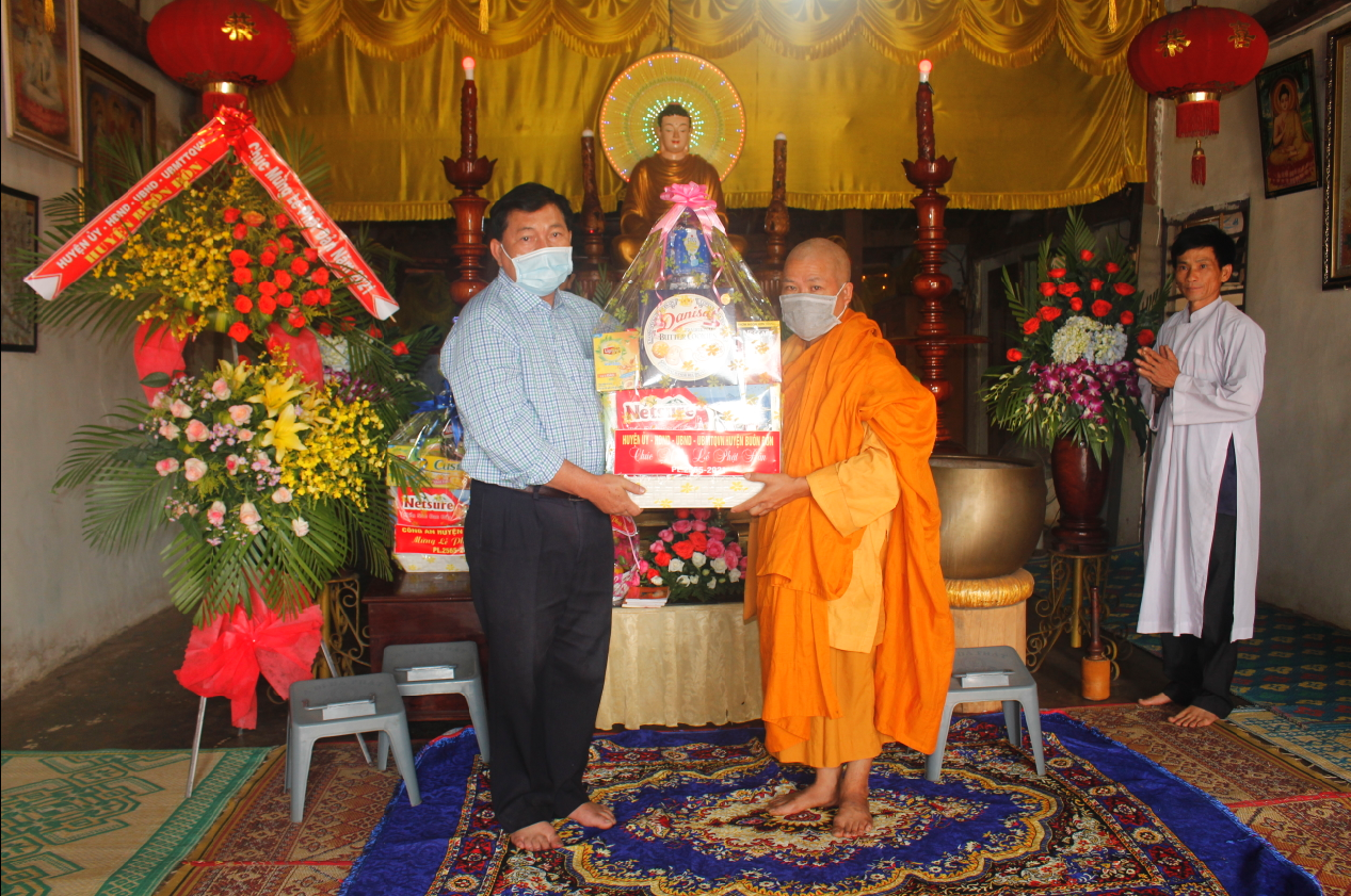 Thăm, tặng quà các cơ sở Phật giáo nhân Đại lễ Phật đản