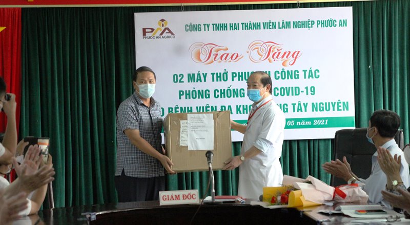 Tặng 2 máy thở cho Bệnh viện Đa khoa vùng Tây Nguyên phòng chống dịch