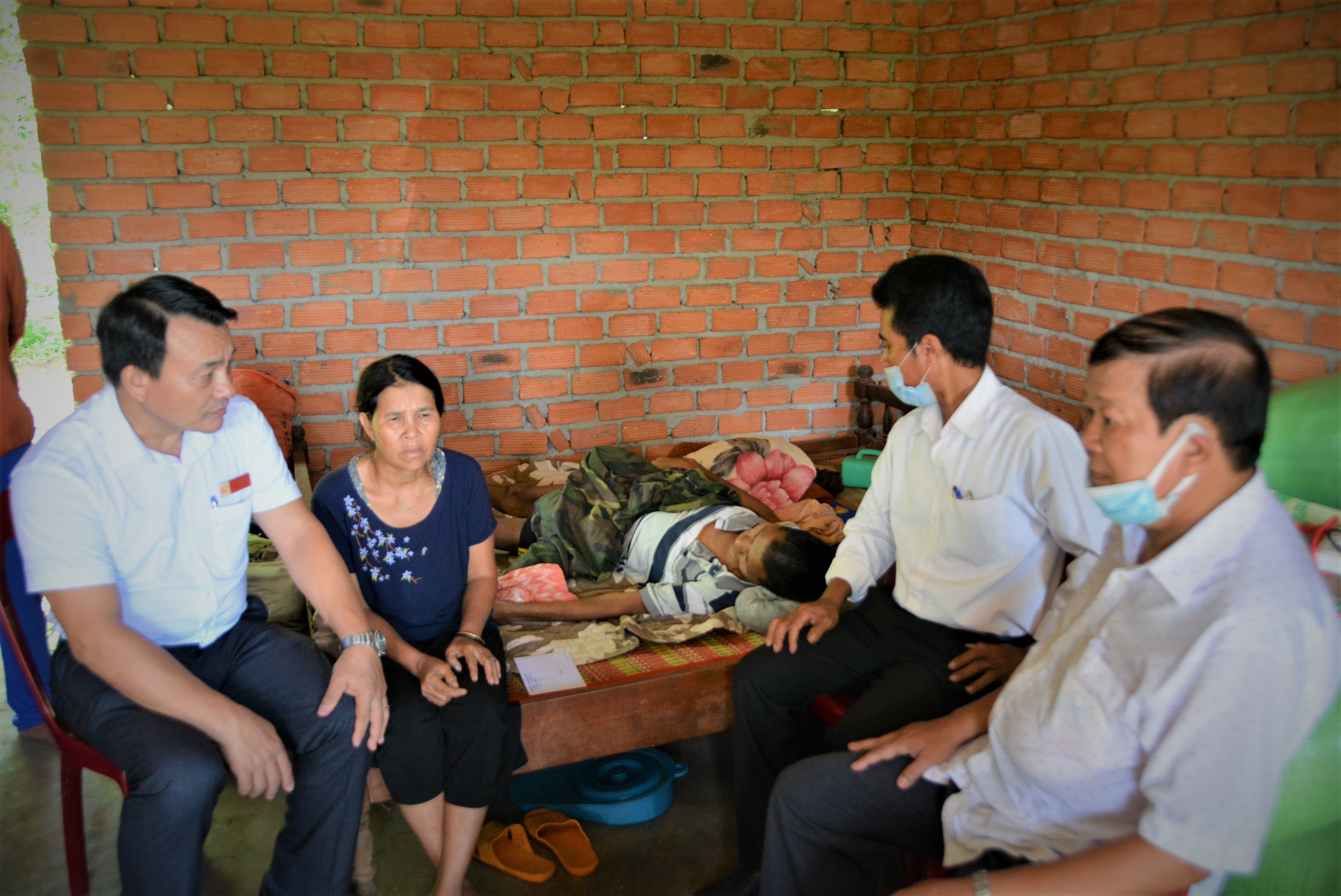 Thành ủy Buôn Ma Thuột hỗ trợ cho đảng viên có hoàn cảnh khó khăn mắc bệnh hiểm nghèo